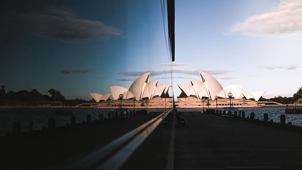 10-luoghi-incredibili-che-devi-visitare-a-sydney-in-australia-sydney-opera-house-reflection